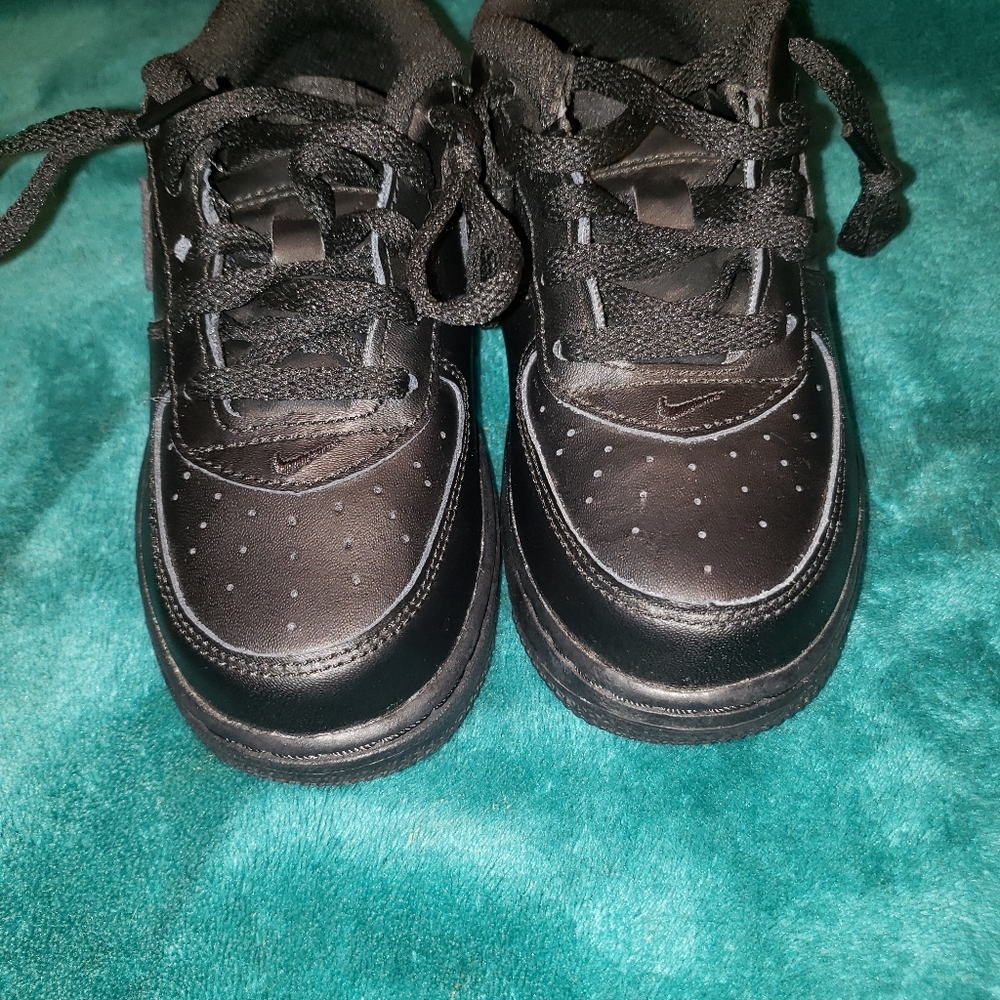 Boys Nike Shoes - Picture 3 of 5